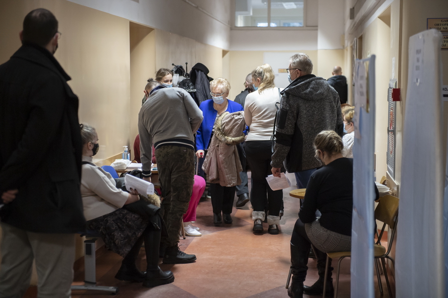 "Teraz bdziemy spokojniejsi". Sprawdzamy, jak w Elblgu przebiegaj szczepienia na COVID-19, fot. 11