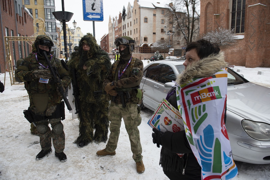 328 wolontariuszy chodzi dzi po Elblgu z WOP-owymi puszkami, fot. 11