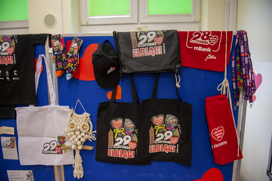 328 wolontariuszy chodzi dziś po Elblągu z WOŚP-owymi puszkami, fot. 30