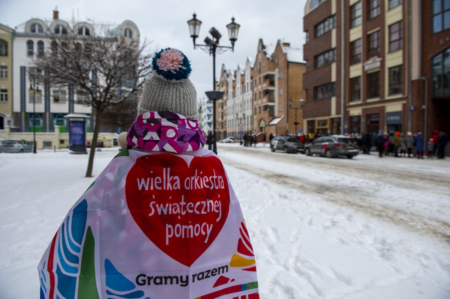 328 wolontariuszy chodzi dziś po Elblągu z WOŚP-owymi puszkami, fot. 66