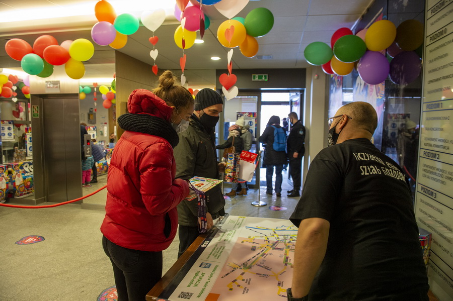 328 wolontariuszy chodzi dziś po Elblągu z WOŚP-owymi puszkami, fot. 74