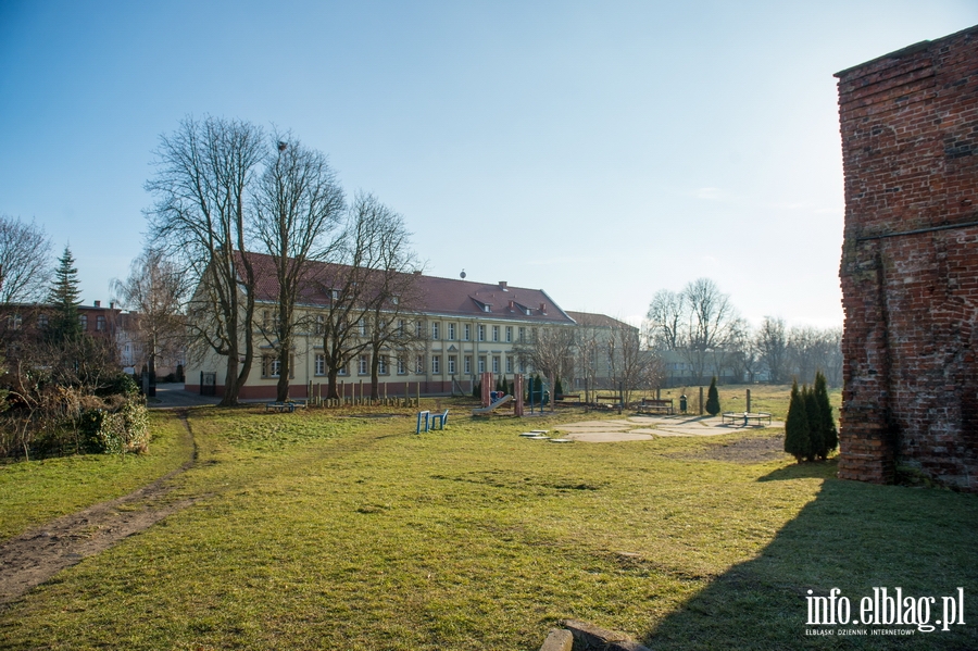 Niszczejcy, zaniedbany  plac zabaw przy ul. Wapiennej, fot. 1