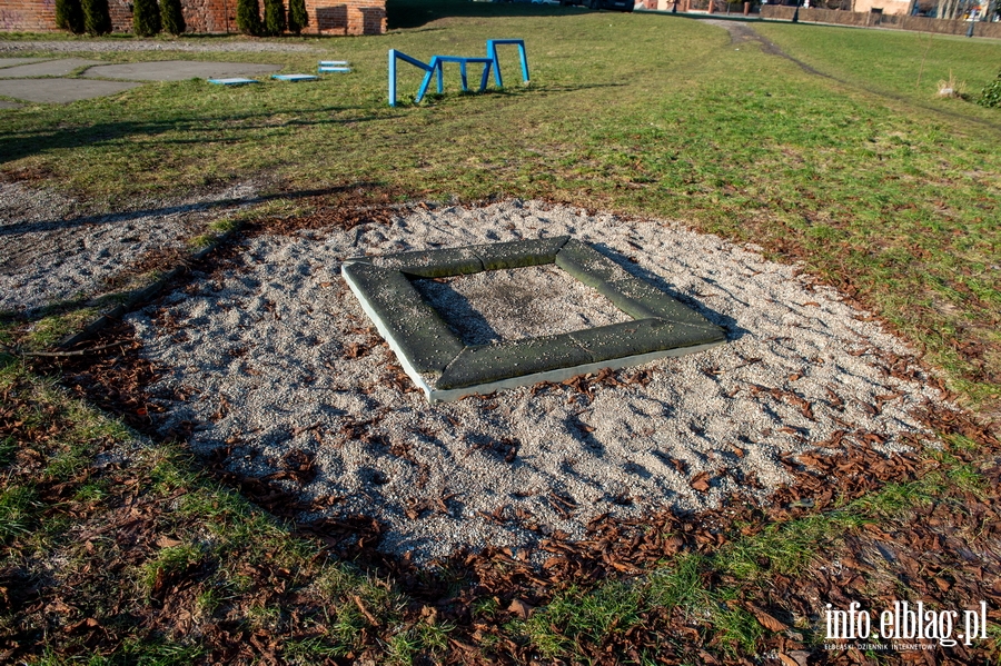 Niszczejcy, zaniedbany  plac zabaw przy ul. Wapiennej, fot. 6