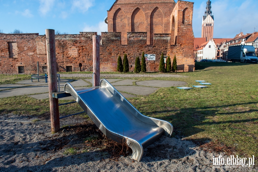 Niszczejcy, zaniedbany  plac zabaw przy ul. Wapiennej, fot. 7