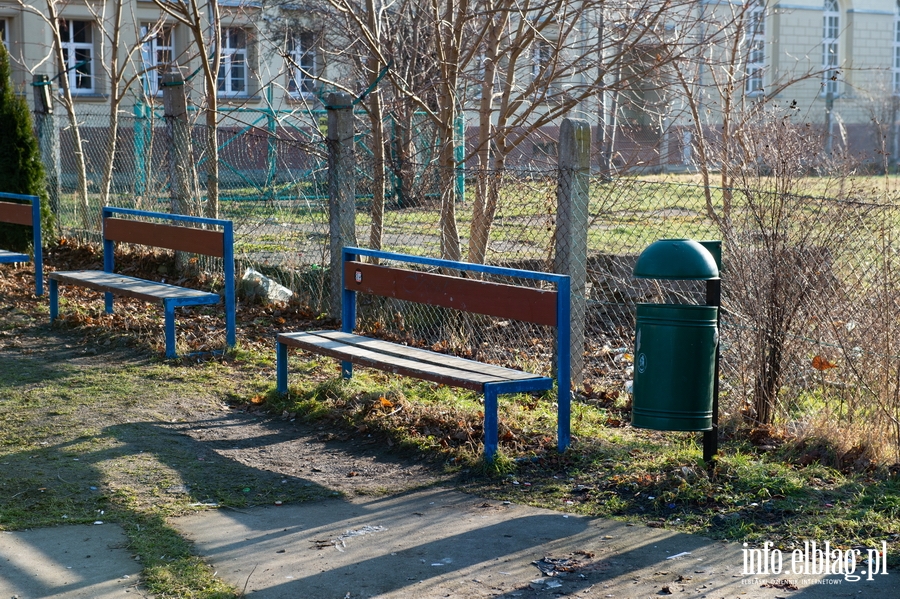 Niszczejcy, zaniedbany  plac zabaw przy ul. Wapiennej, fot. 15