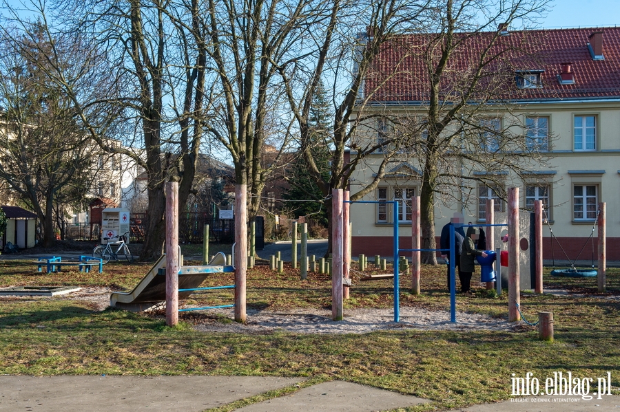 Niszczejcy, zaniedbany  plac zabaw przy ul. Wapiennej, fot. 18