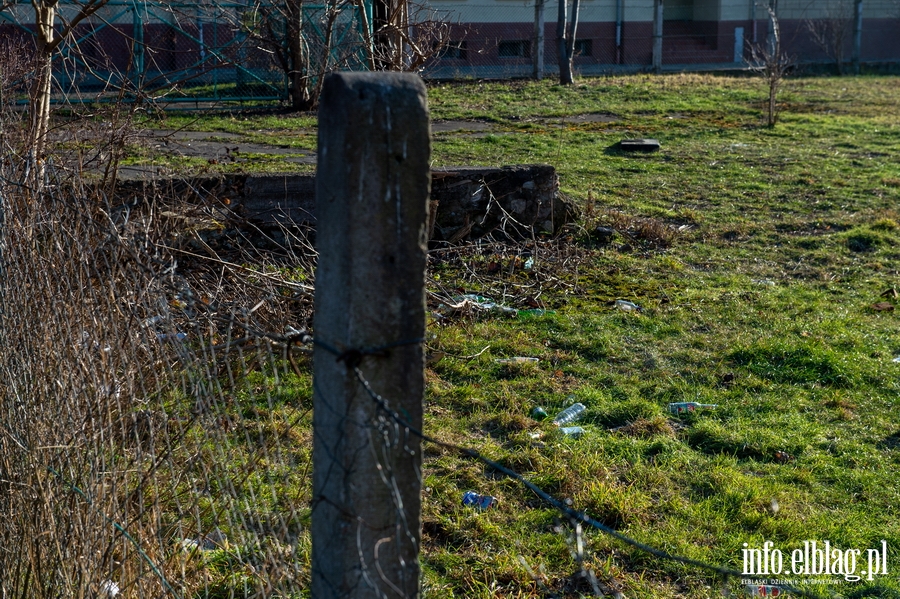 Niszczejcy, zaniedbany  plac zabaw przy ul. Wapiennej, fot. 21