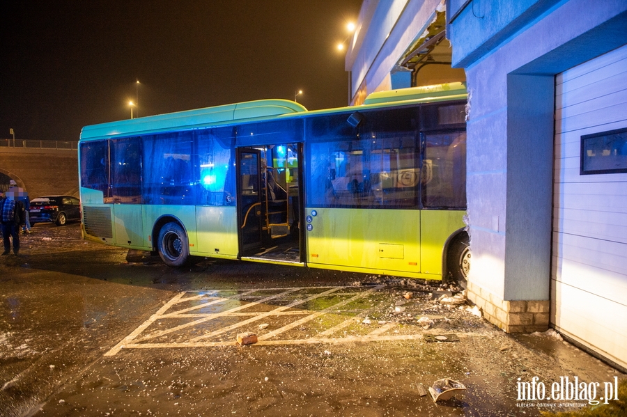 Elblg pl. Dworcowy. Autobus wjecha w cian stacji diagnostycznej, fot. 5