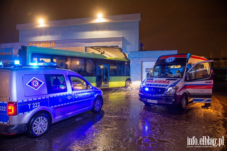 Elblg pl. Dworcowy. Autobus wjecha w cian stacji diagnostycznej, fot. 7