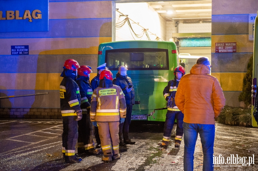 Elblg pl. Dworcowy. Autobus wjecha w cian stacji diagnostycznej, fot. 9