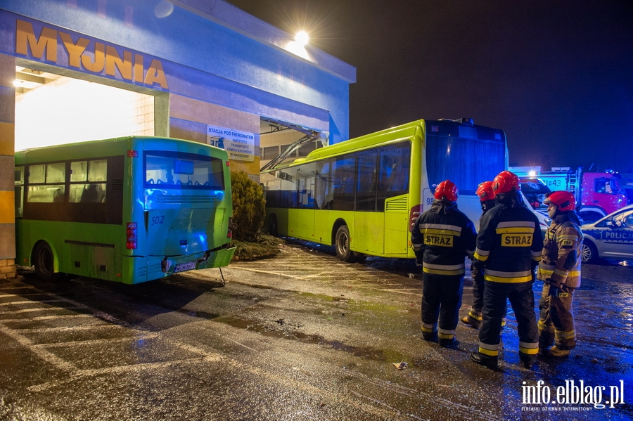 Elblg pl. Dworcowy. Autobus wjecha w cian stacji diagnostycznej, fot. 11
