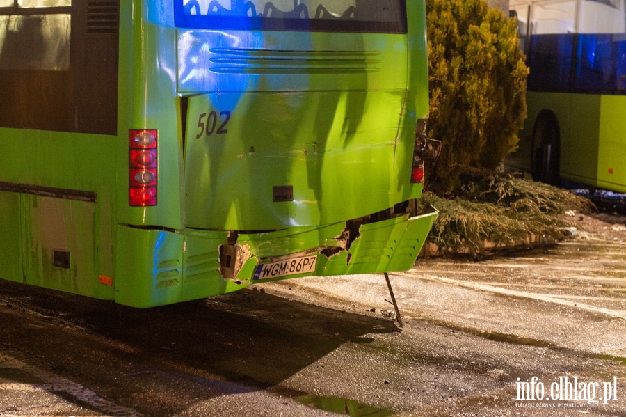 Elblg pl. Dworcowy. Autobus wjecha w cian stacji diagnostycznej, fot. 12