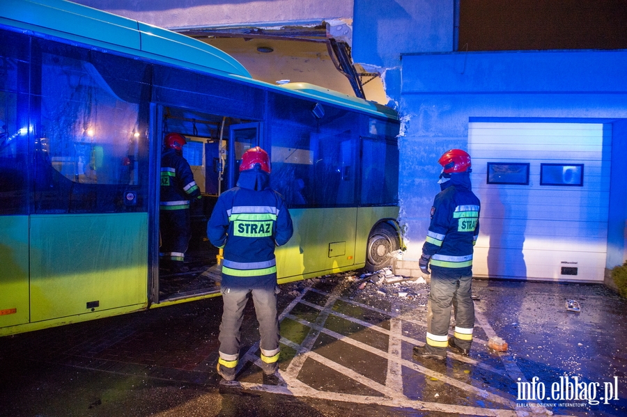 Elblg pl. Dworcowy. Autobus wjecha w cian stacji diagnostycznej, fot. 13