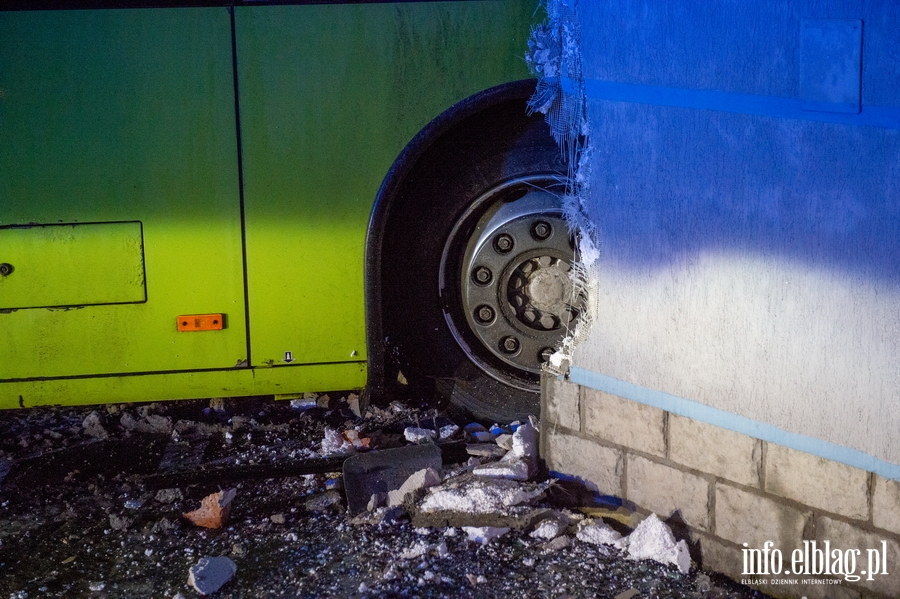 Elblg pl. Dworcowy. Autobus wjecha w cian stacji diagnostycznej, fot. 15