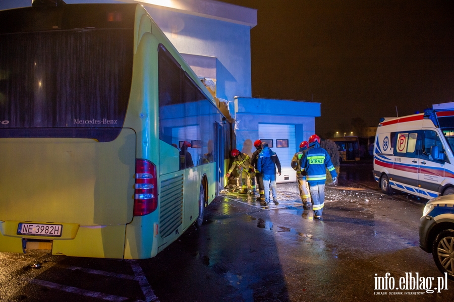 Elblg pl. Dworcowy. Autobus wjecha w cian stacji diagnostycznej, fot. 17