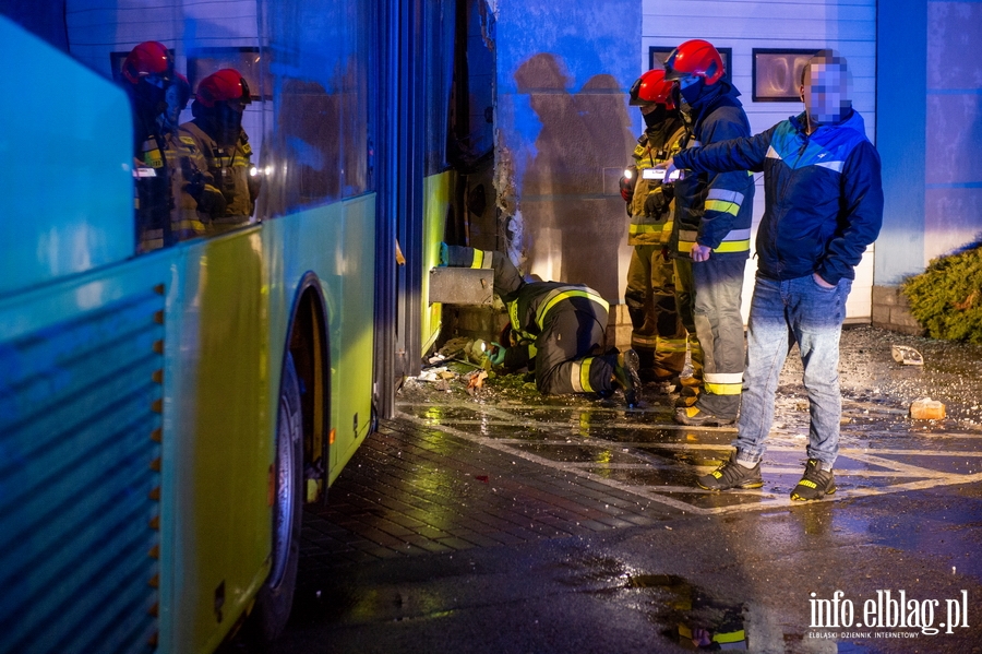 Elblg pl. Dworcowy. Autobus wjecha w cian stacji diagnostycznej, fot. 18