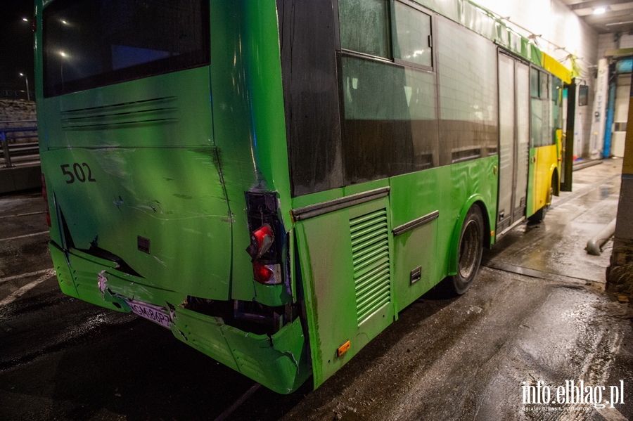 Elblg pl. Dworcowy. Autobus wjecha w cian stacji diagnostycznej, fot. 19