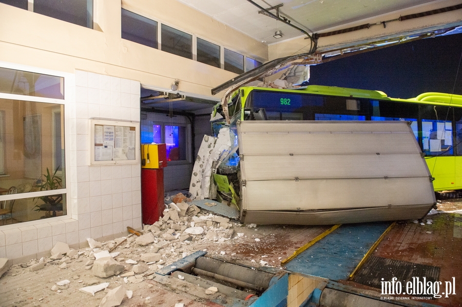 Elbląg pl. Dworcowy. Autobus wjechał w ścianę stacji diagnostycznej, fot. 25