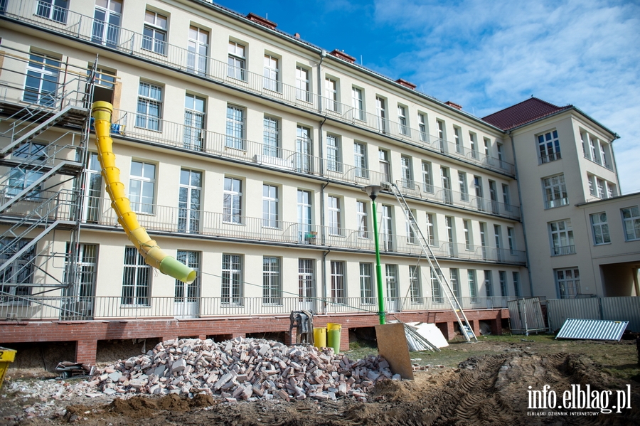 Przy ul. Komeskiego trwa budowa nowego bloku operacyjnego szpitala miejskiego., fot. 24