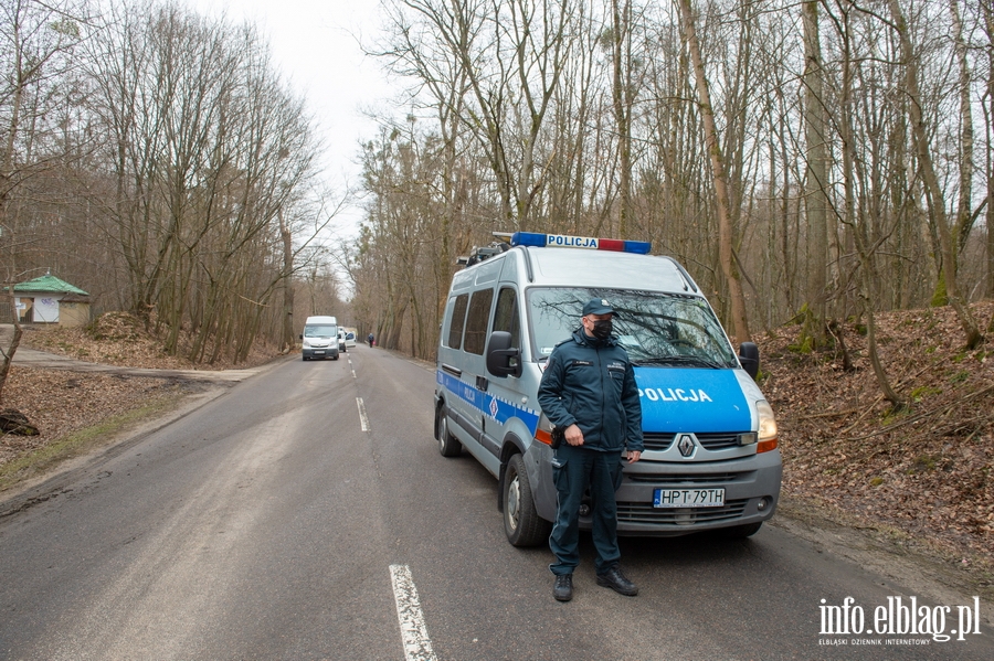 Samochd uderzy w drzewo przy ul. Krlewieckiej, fot. 10