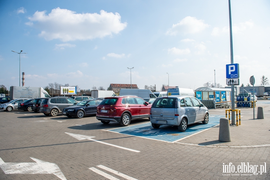 Wzmożony ruch w marketach budowlanych. Elblążanie chcą zdążyć z zakupami przed lockdownem, fot. 16