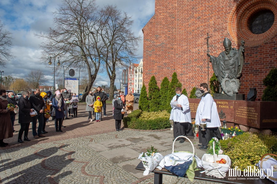 W tym roku święcenie wielkanocnych pokarmów odbywa się inaczej niż zwykle, fot. 5