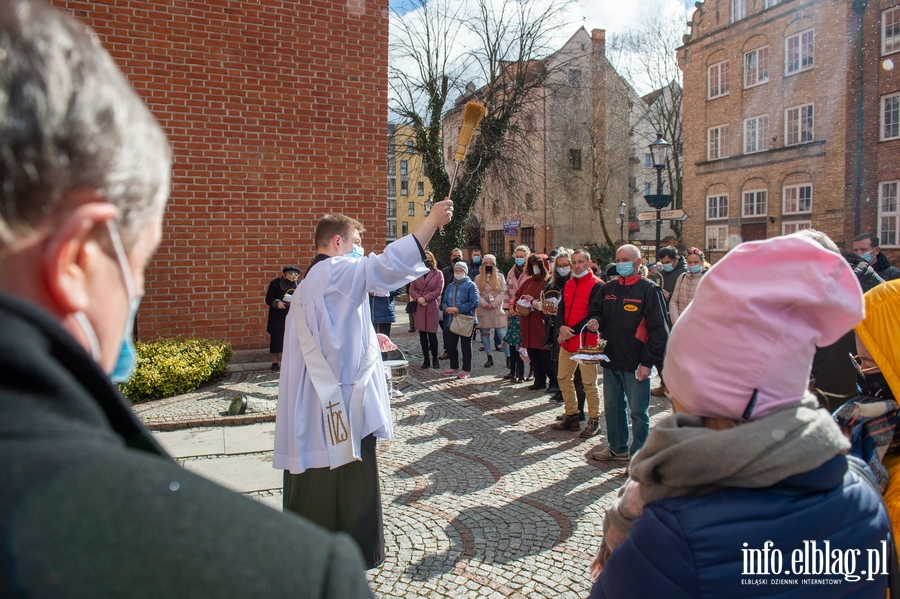 W tym roku wicenie wielkanocnych pokarmw odbywa si inaczej ni zwykle, fot. 21