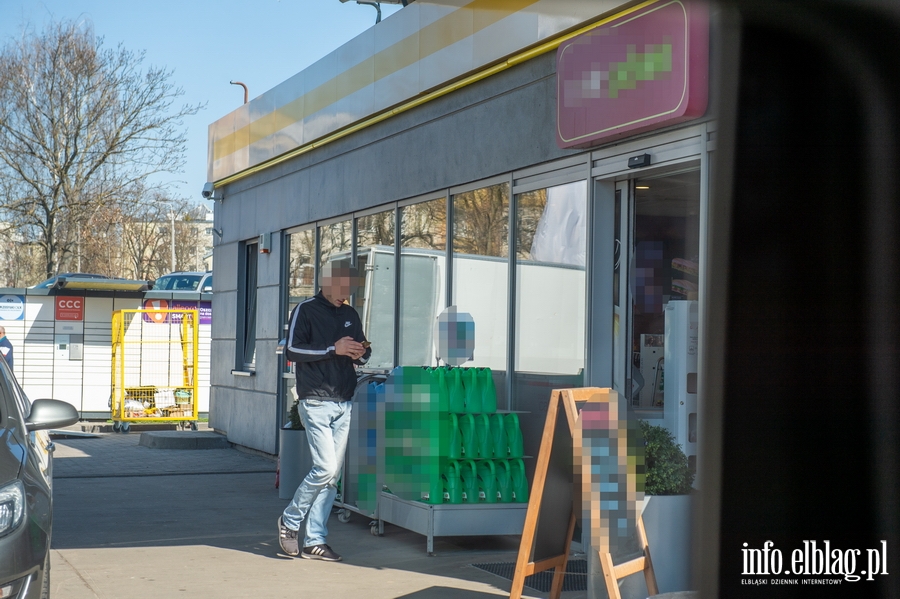 Bez maseczek na stacjach benzynowych w Elblągu..., fot. 2