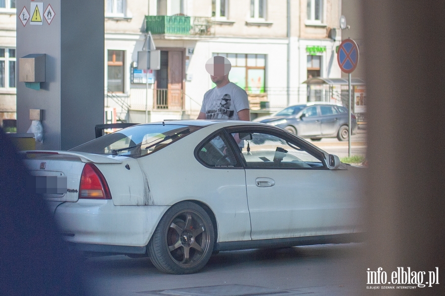 Bez maseczek na stacjach benzynowych w Elblągu..., fot. 5