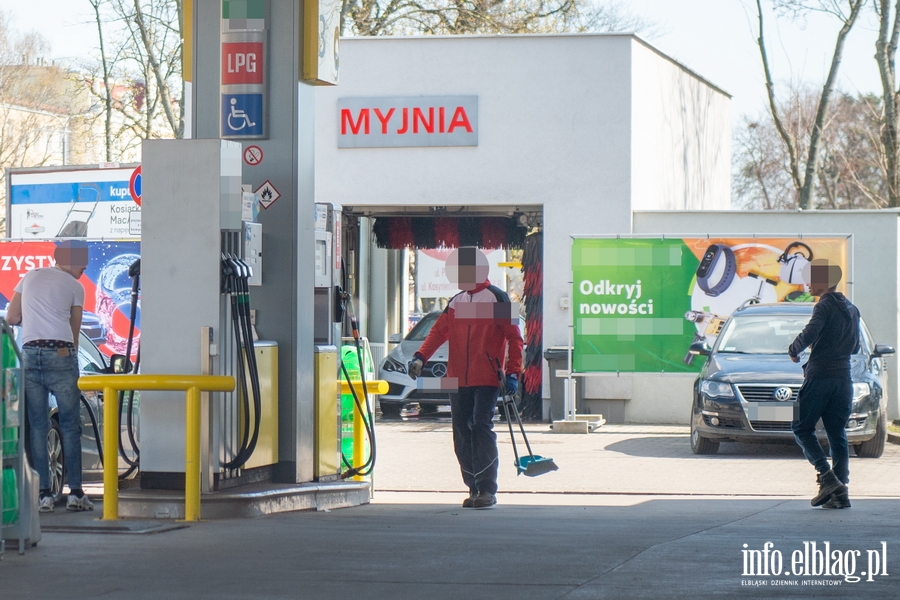 Bez maseczek na stacjach benzynowych w Elblągu..., fot. 6