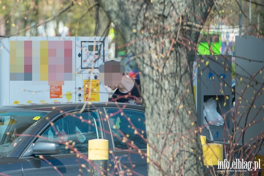 Bez maseczek na stacjach benzynowych w Elblągu..., fot. 10
