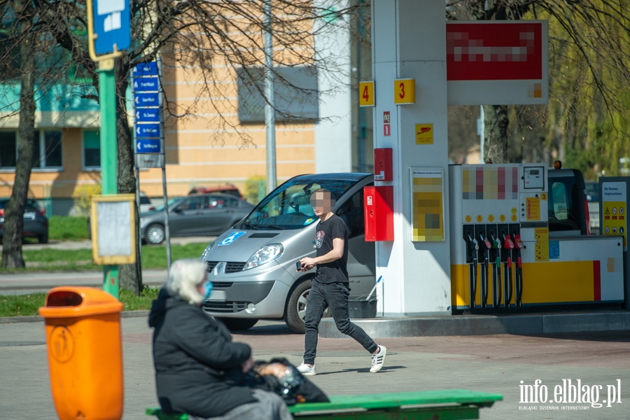 Bez maseczek na stacjach benzynowych w Elblągu..., fot. 11