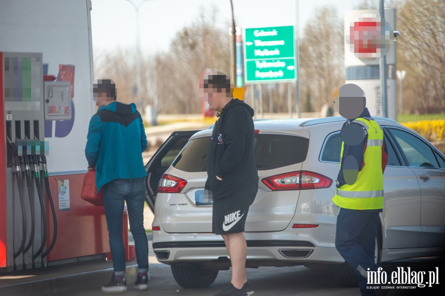 Bez maseczek na stacjach benzynowych w Elblgu..., fot. 12