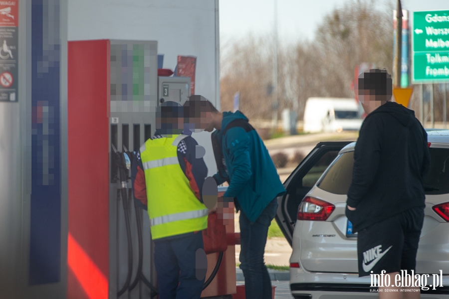 Bez maseczek na stacjach benzynowych w Elblągu..., fot. 13