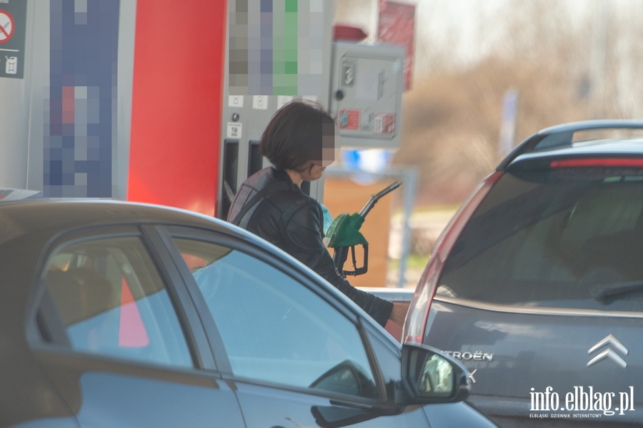 Bez maseczek na stacjach benzynowych w Elblągu..., fot. 21