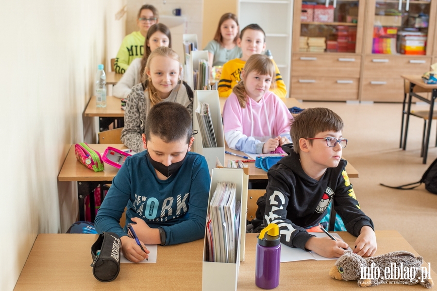 Elblg: Uczniowie najmodszych klas wrcili do szk. Na zdjciach uczniowie  SP nr. 4 w Elblgu., fot. 2