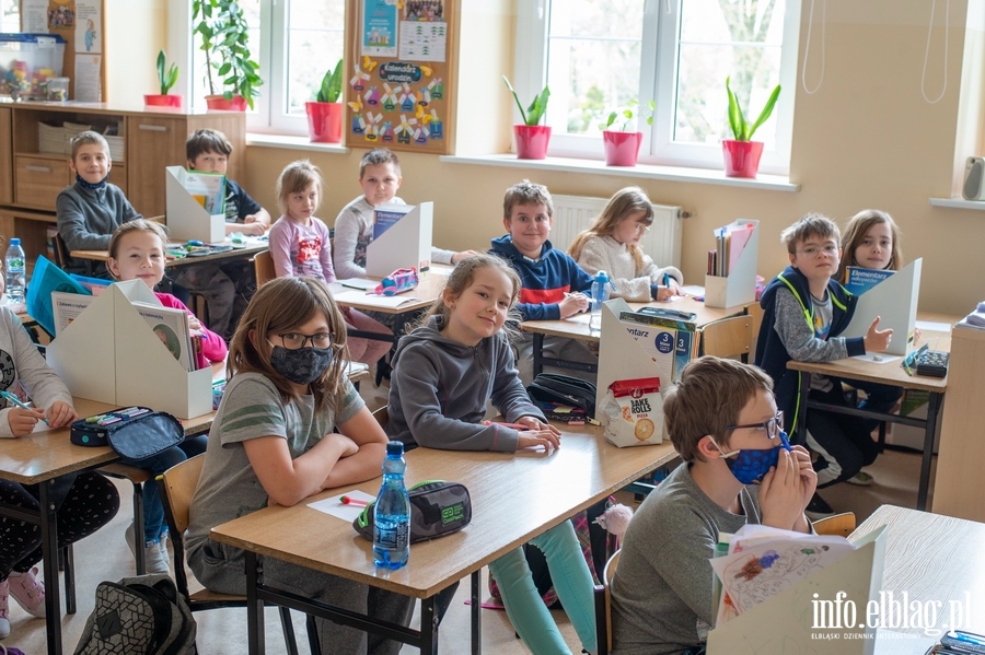 Elbląg: Uczniowie najmłodszych klas wrócili do szkół. Na zdjęciach uczniowie  SP nr. 4 w Elblągu., fot. 3
