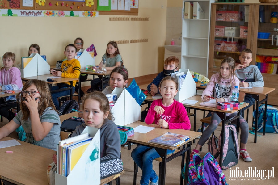 Elblg: Uczniowie najmodszych klas wrcili do szk. Na zdjciach uczniowie  SP nr. 4 w Elblgu., fot. 4