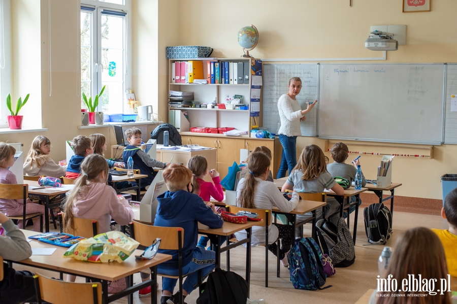 Elblg: Uczniowie najmodszych klas wrcili do szk. Na zdjciach uczniowie  SP nr. 4 w Elblgu., fot. 9