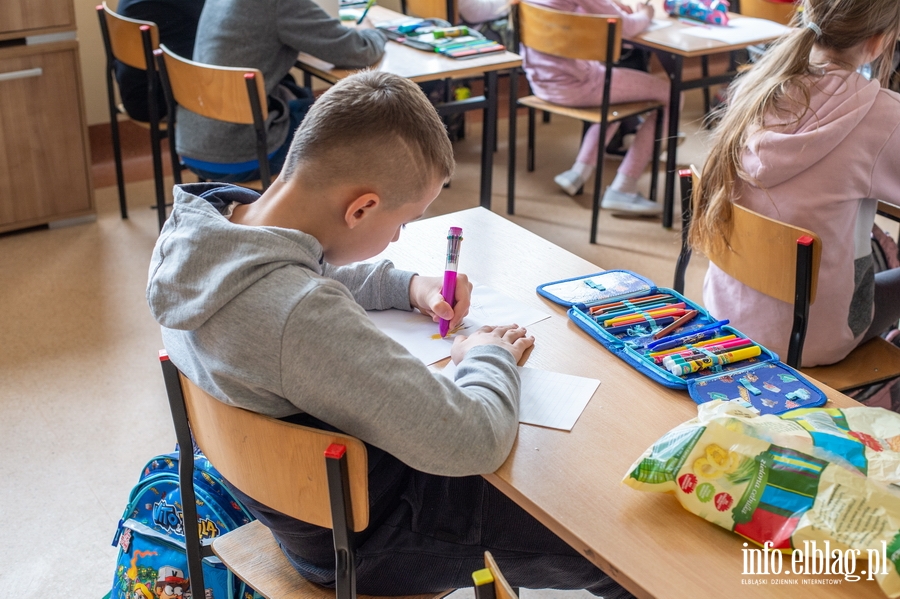 Elblg: Uczniowie najmodszych klas wrcili do szk. Na zdjciach uczniowie  SP nr. 4 w Elblgu., fot. 10