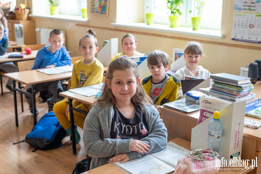 Elbląg: Uczniowie najmłodszych klas wrócili do szkół. Na zdjęciach uczniowie  SP nr. 4 w Elblągu., fot. 14