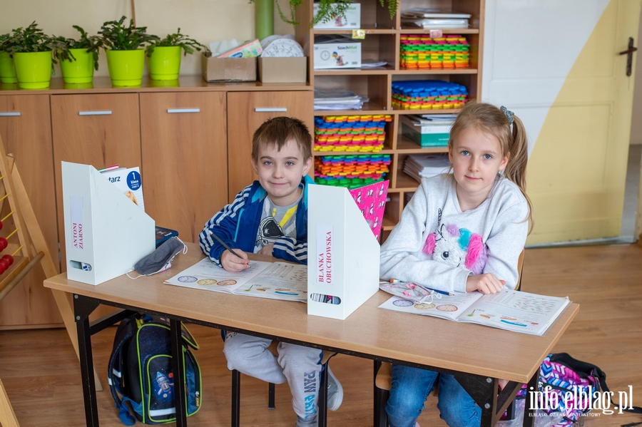 Elblg: Uczniowie najmodszych klas wrcili do szk. Na zdjciach uczniowie  SP nr. 4 w Elblgu., fot. 15
