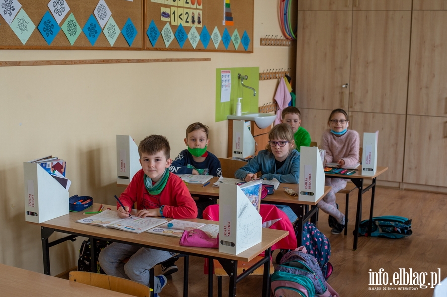 Elbląg: Uczniowie najmłodszych klas wrócili do szkół. Na zdjęciach uczniowie  SP nr. 4 w Elblągu., fot. 16