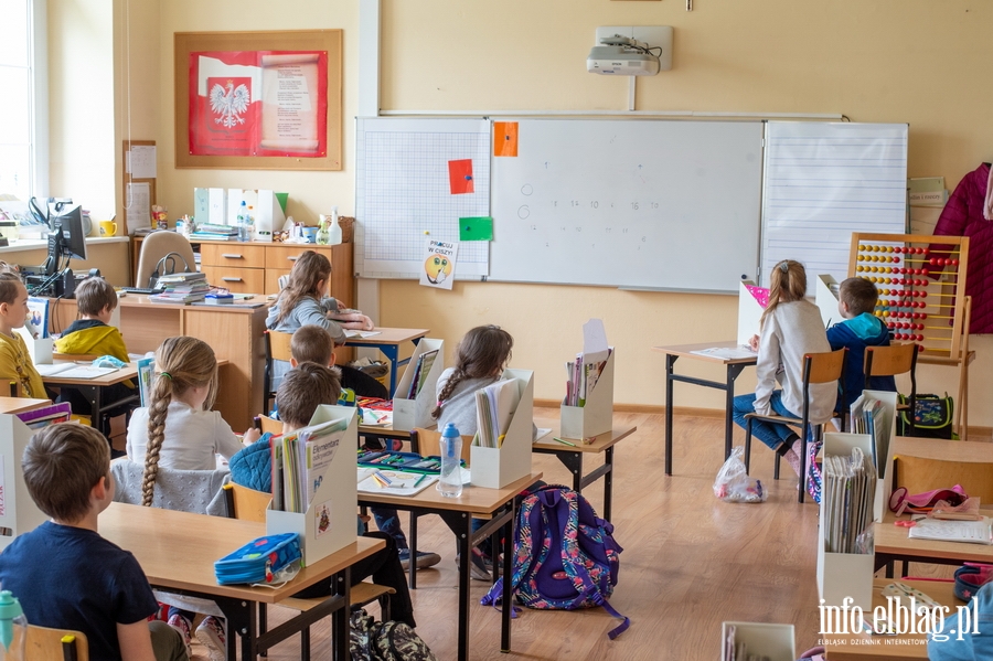 Elbląg: Uczniowie najmłodszych klas wrócili do szkół. Na zdjęciach uczniowie  SP nr. 4 w Elblągu., fot. 20