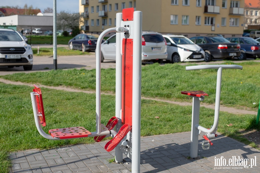 "Plac zabaw przy ul. Malborskiej jest obleganym przez najmodszych, ale jego stan wymaga interwencji", fot. 4