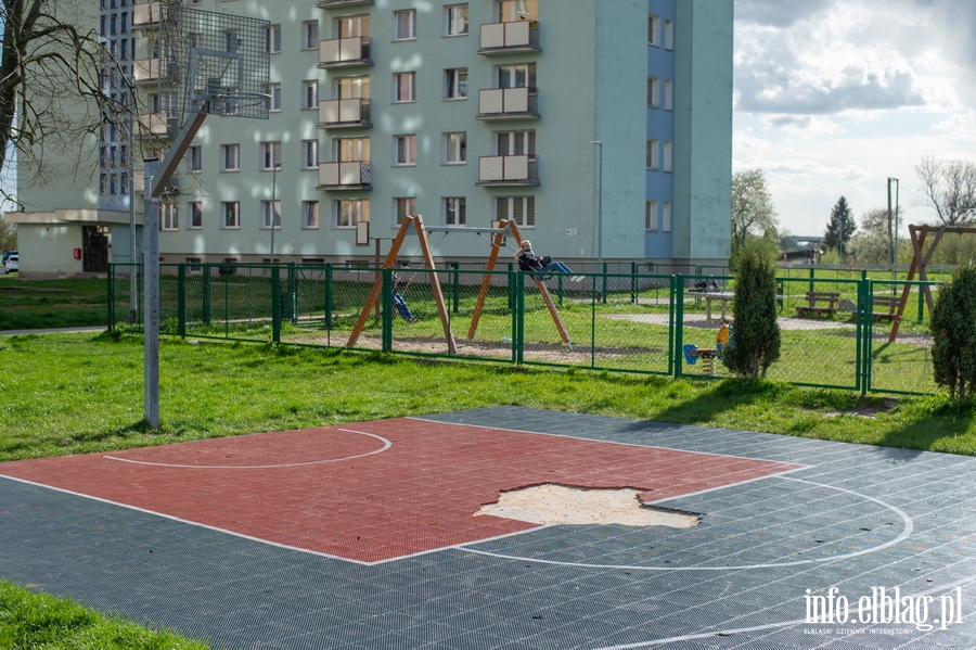 "Plac zabaw przy ul. Malborskiej jest obleganym przez najmłodszych, ale jego stan wymaga interwencji", fot. 13