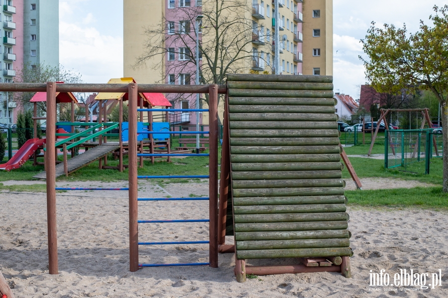 "Plac zabaw przy ul. Malborskiej jest obleganym przez najmłodszych, ale jego stan wymaga interwencji", fot. 17