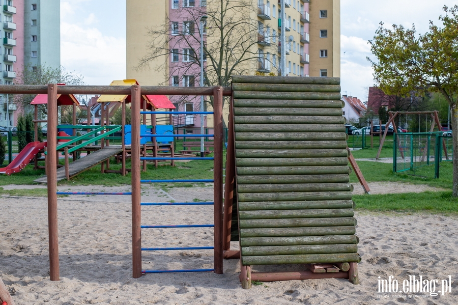 "Plac zabaw przy ul. Malborskiej jest obleganym przez najmodszych, ale jego stan wymaga interwencji", fot. 17