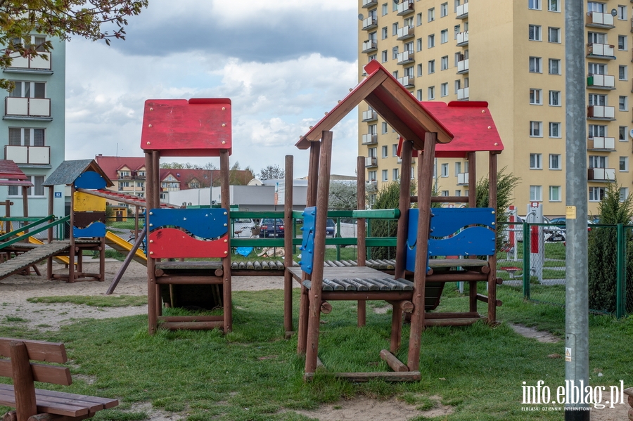 "Plac zabaw przy ul. Malborskiej jest obleganym przez najmodszych, ale jego stan wymaga interwencji", fot. 21