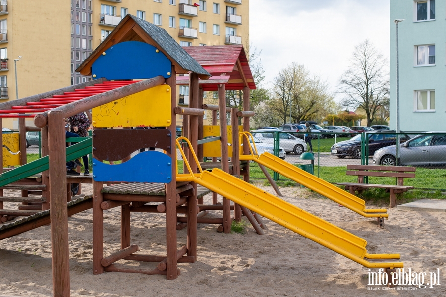 "Plac zabaw przy ul. Malborskiej jest obleganym przez najmodszych, ale jego stan wymaga interwencji", fot. 26